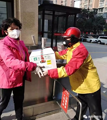 绝不能让员工饿肚子！黄马甲盒饭来了！致敬战斗在疫情一线的所有人