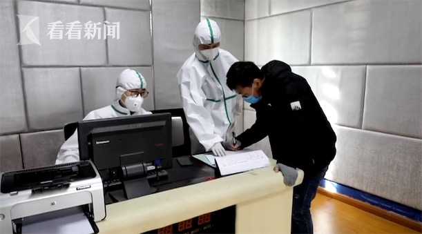 私自离开隔离点男子被行拘8日,男子隔离转运中逃脱被行拘视频