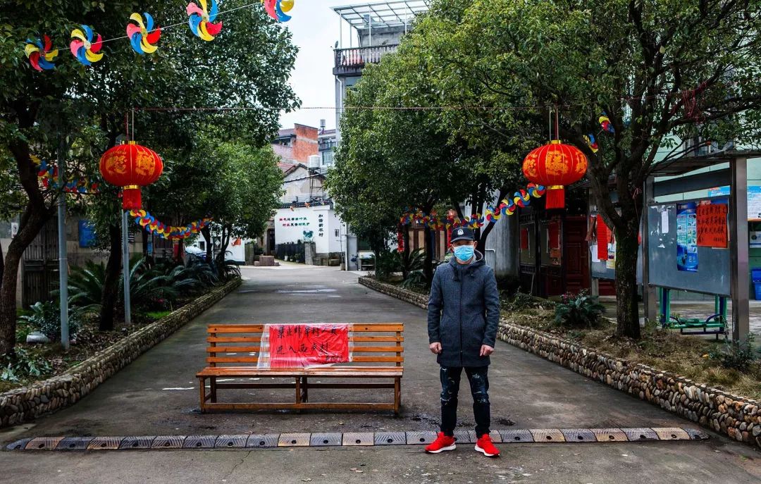 抗击疫情记者对警察的采访,媒体直击海曙青林湾西区防疫现场