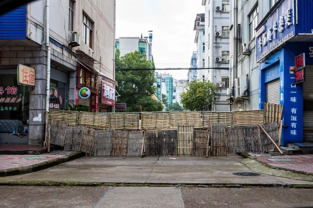 抗击疫情记者对警察的采访,媒体直击海曙青林湾西区防疫现场