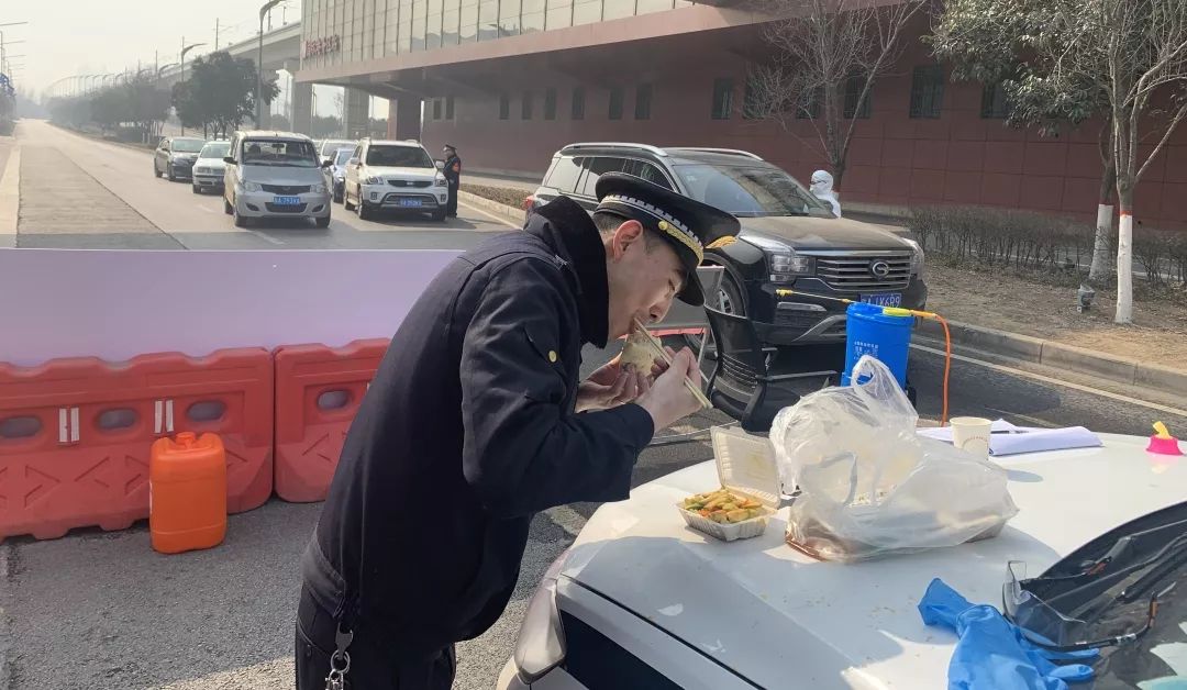 战疫一线党旗飘勇担使命践初心,让党旗在防控战役第一线高高飘扬