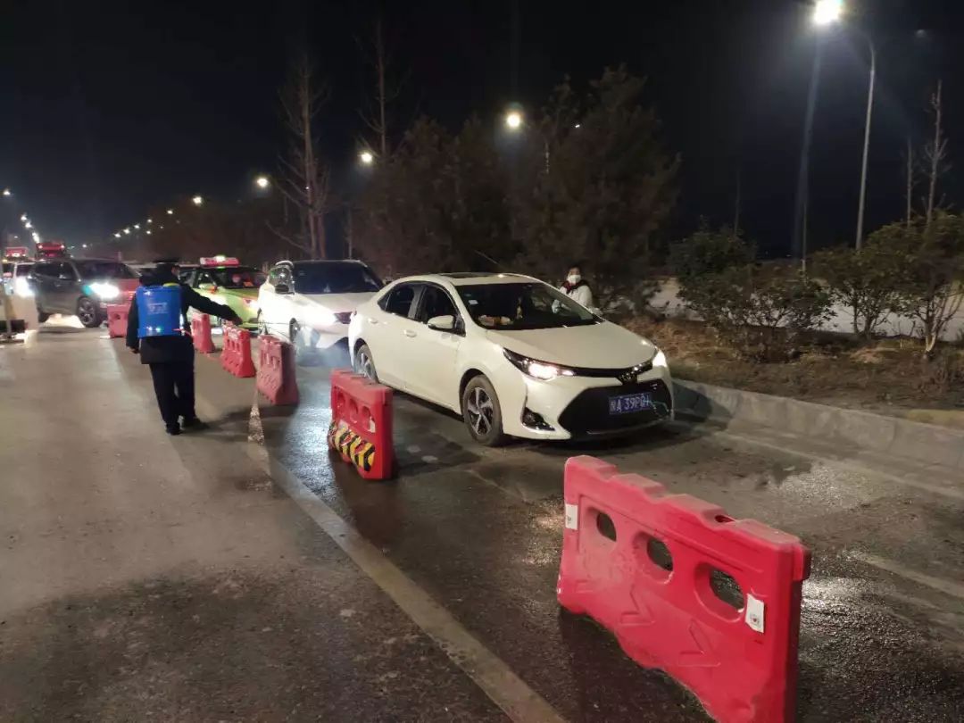 战疫一线党旗飘勇担使命践初心,让党旗在防控战役第一线高高飘扬