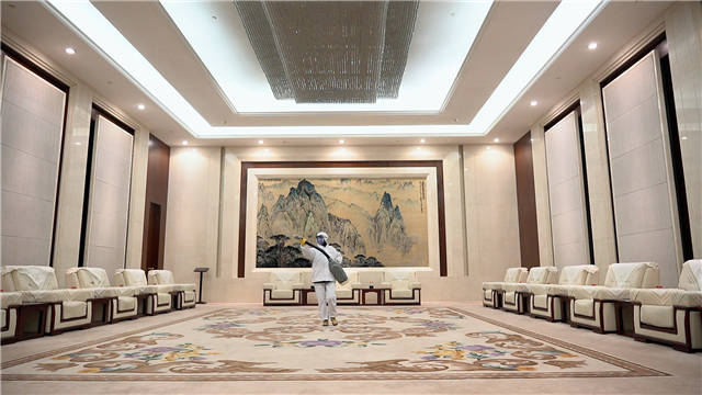 疫情期间扛着药瓶架坚持工作,青春战疫我在现场图片