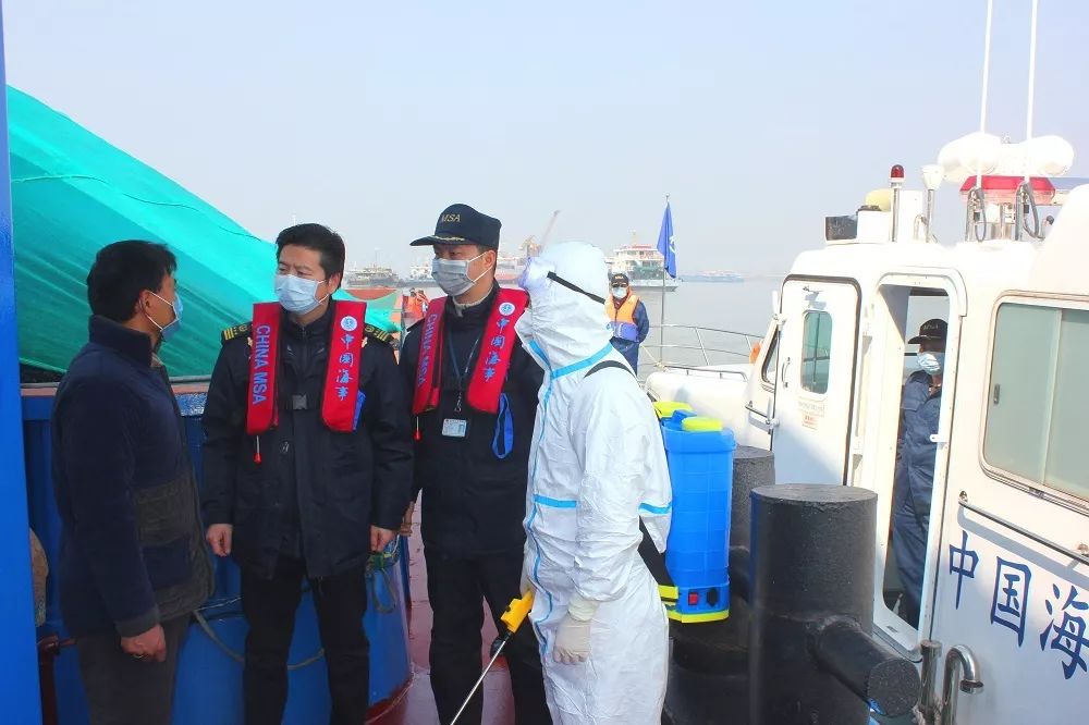 党旗在防疫一线高高飘扬实拍,党旗在抗疫一线高高飘扬警察