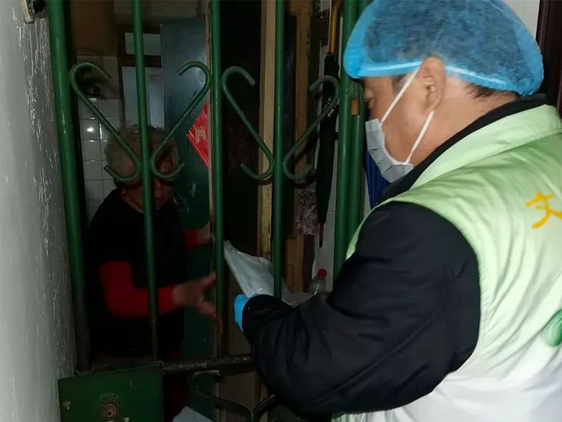 代购蔬菜、送药上门……吴淞这群居委干部开启新“副业”