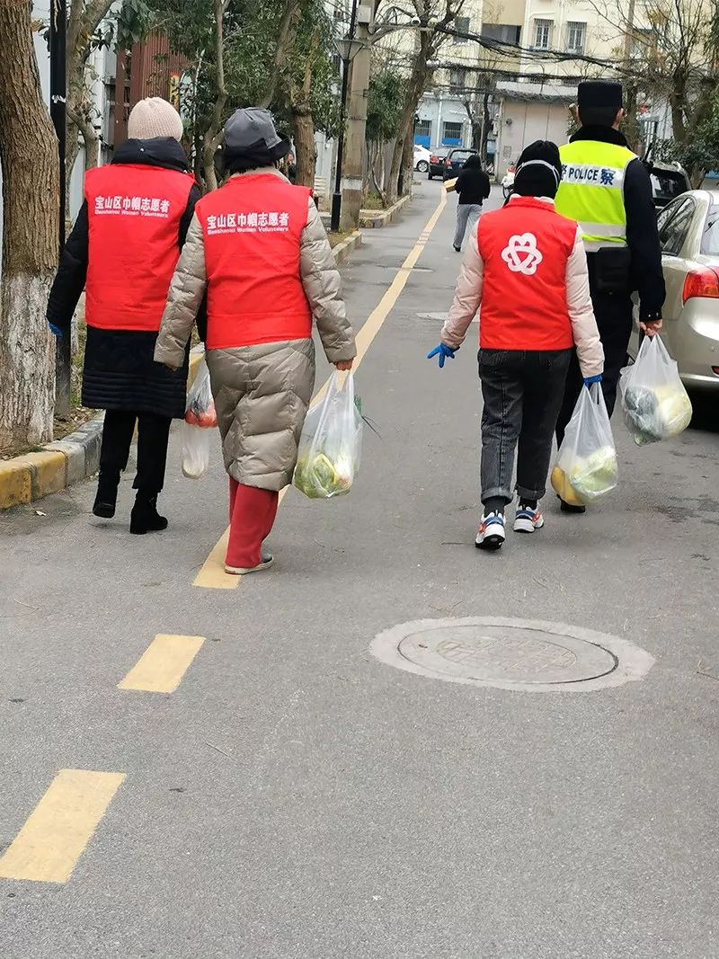 代购蔬菜、送药上门……吴淞这群居委干部开启新“副业”