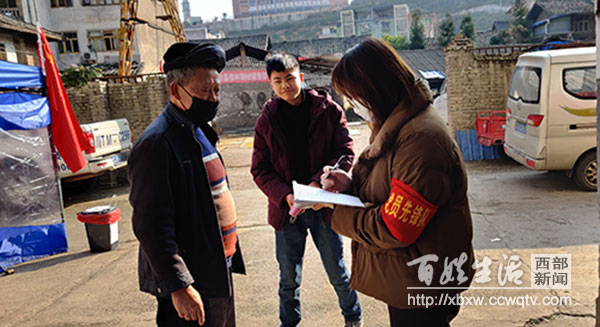 党徽闪耀在一线,党徽闪耀在胸前的视频