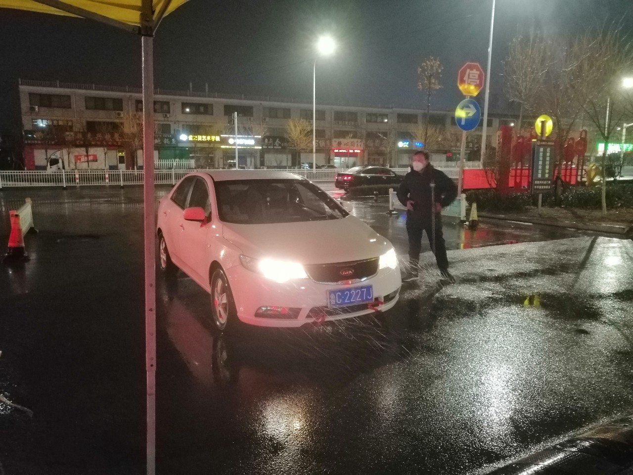 疫情防控日夜奋战,雨雪天气社区抗击疫情值守报道