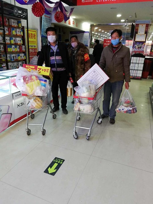 黄龙这个干部当起代购员，把村里的感染几率降低