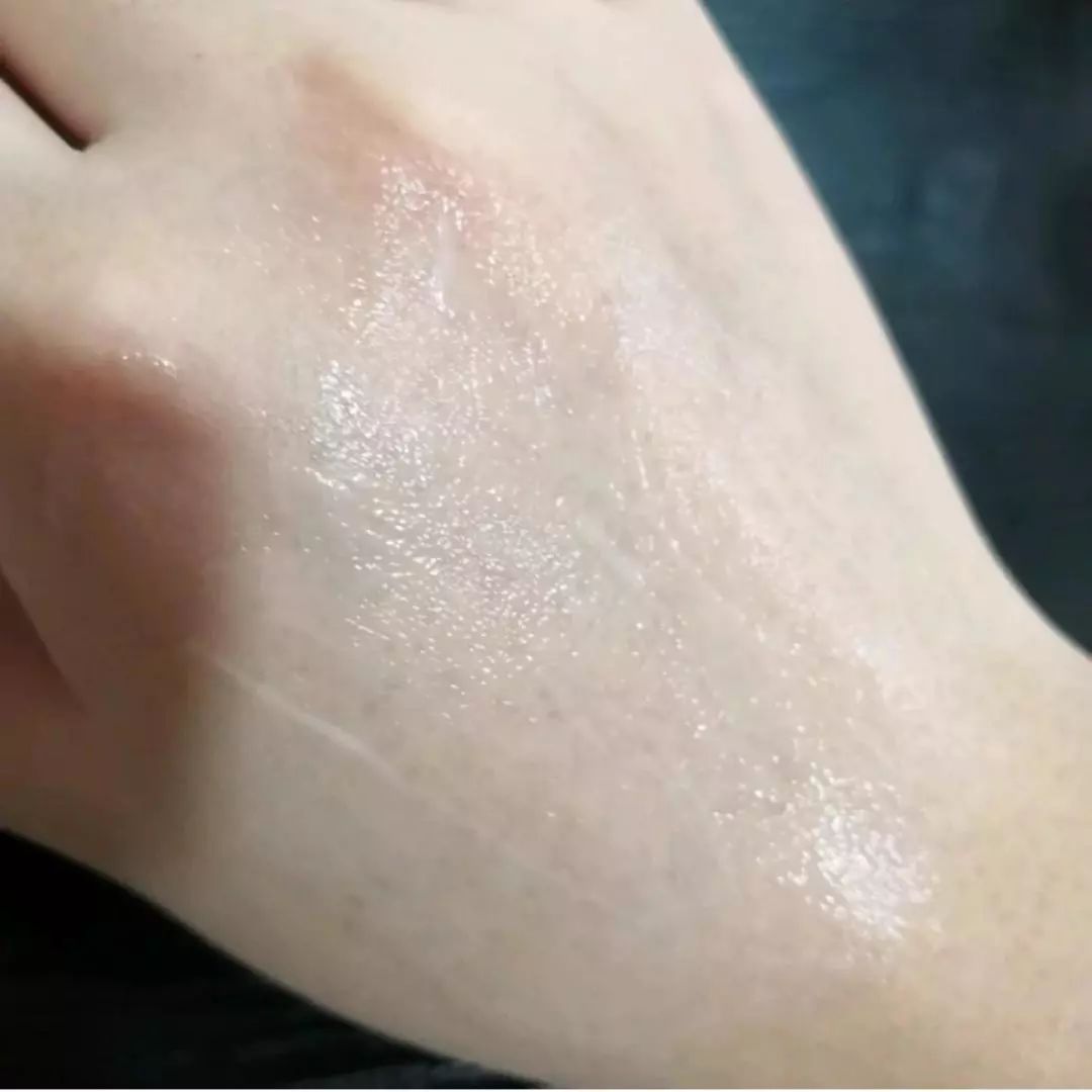 有了水乳精华脸嫩了,有了这些护肤品会更年轻