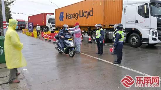 穿蓝马甲的防疫工作人员,莆田网格员疫情防控