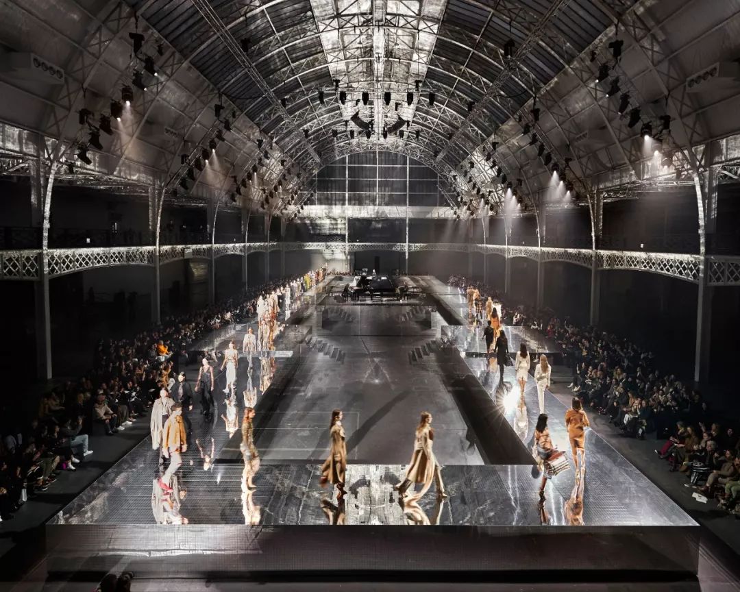 提炼Burberry的风格启示:由穿着者展开窥内览外的理性与感性