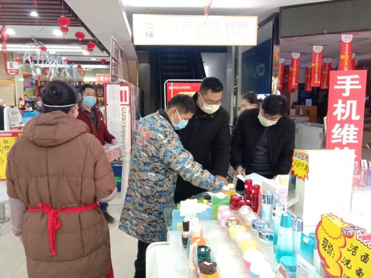 非常时期屈家岭市场监管执法人员化身“超市管理员”