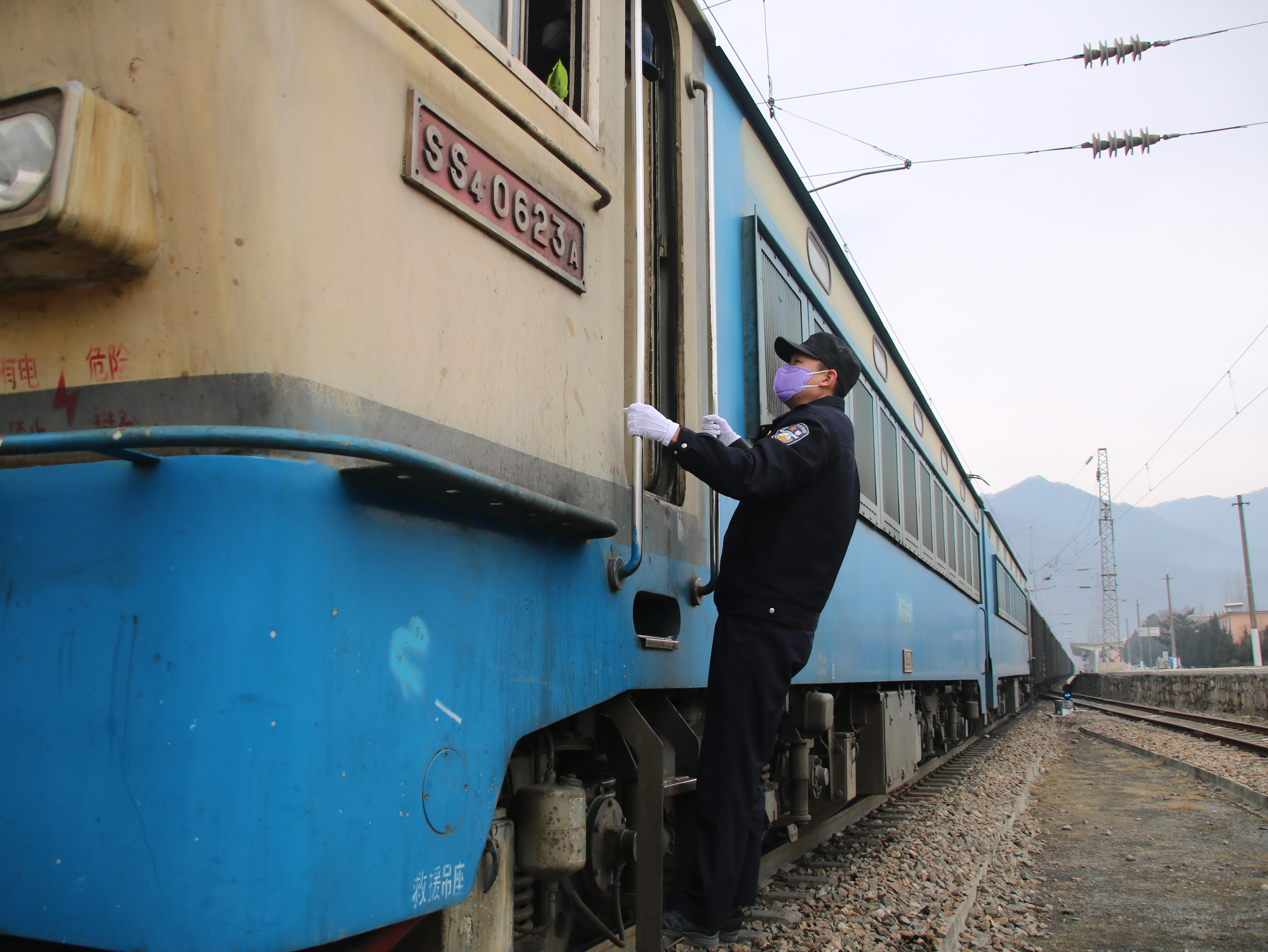 远在*疆新**的母亲春节想来陕西看儿子，两次出行前都退票了
