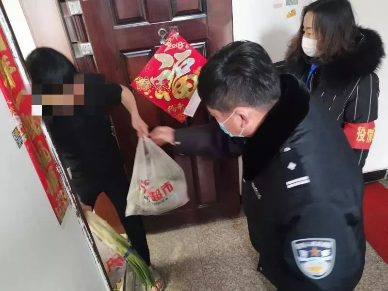 隔离病毒不隔离爱社区片警与你“疫”起同行