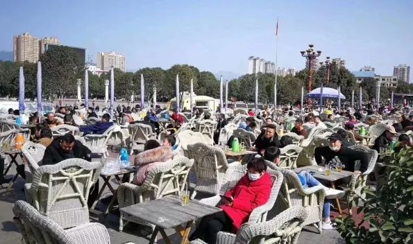 四川广元市民摘口罩扎堆喝茶，多名公职人员被追责