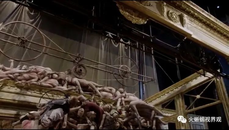 这个尸堆满地的舞台是否满足你对“血腥混乱美学”的全部想象？