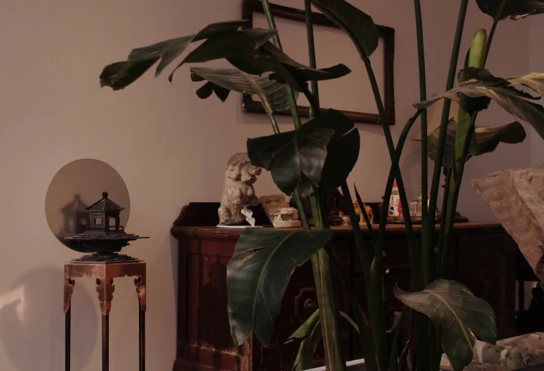 用超级平面的家具“雕塑”空间，这很国潮丨藏拍艺术生活