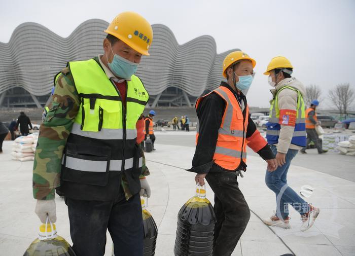 团市委慰问奥体中心项目一线职工多举措助力企业复工复产