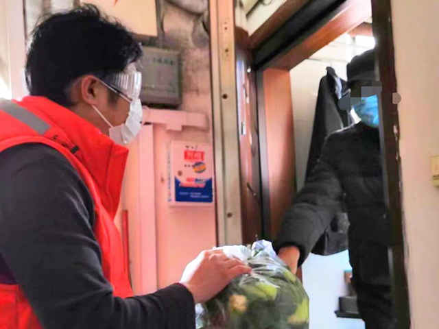 抗击疫情爱心人士送菜,疫情防控关爱老人送爱心餐