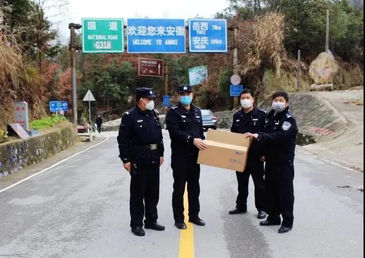 交警叔叔化身搬运工,警察叔叔化身外卖小哥