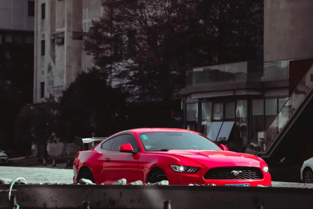 放弃奔驰C购置福特野马，为了平民跑车梦，换来“油耗大、内饰糙，偶尔还能跑婚庆”的结局？