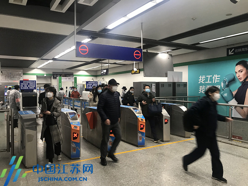 南京地铁限流车站现场：乘客排队进站有序站内疏导有力