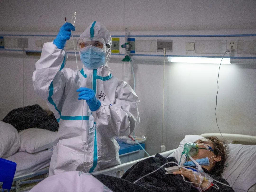 驰援日记:老人经过多天的输液用药,大部分的血管都硬如条索