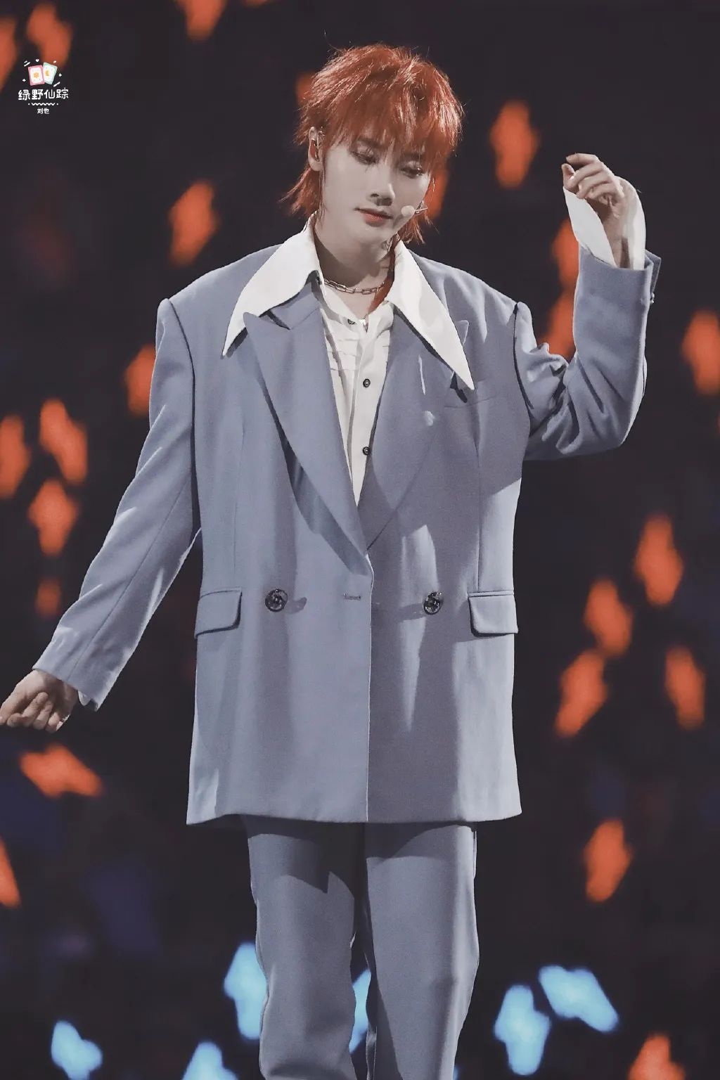 今年的自信就指着领子了