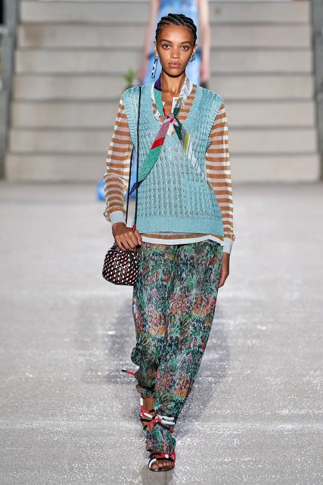 zara鑳屽績绌挎惌,zara鐗涗粩鑳屽績绌挎惌