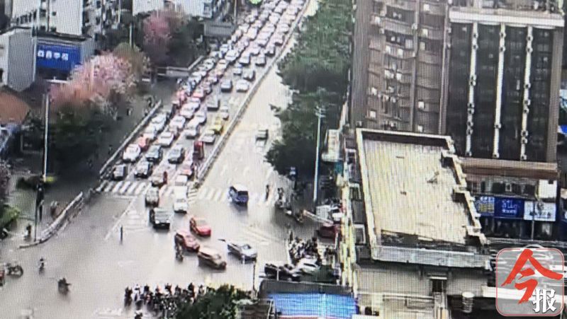 交警早高峰指挥交通,高峰期交警指挥走应急车道