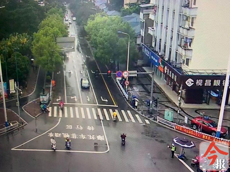 交警早高峰指挥交通,高峰期交警指挥走应急车道