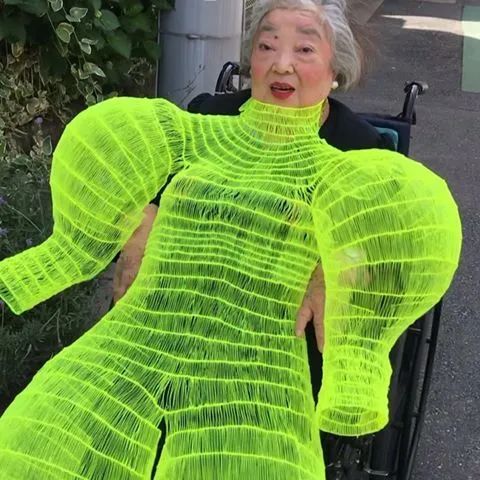 搞艺术前快回家把奶奶打扮一下，让她成为你的灵感缪斯吧