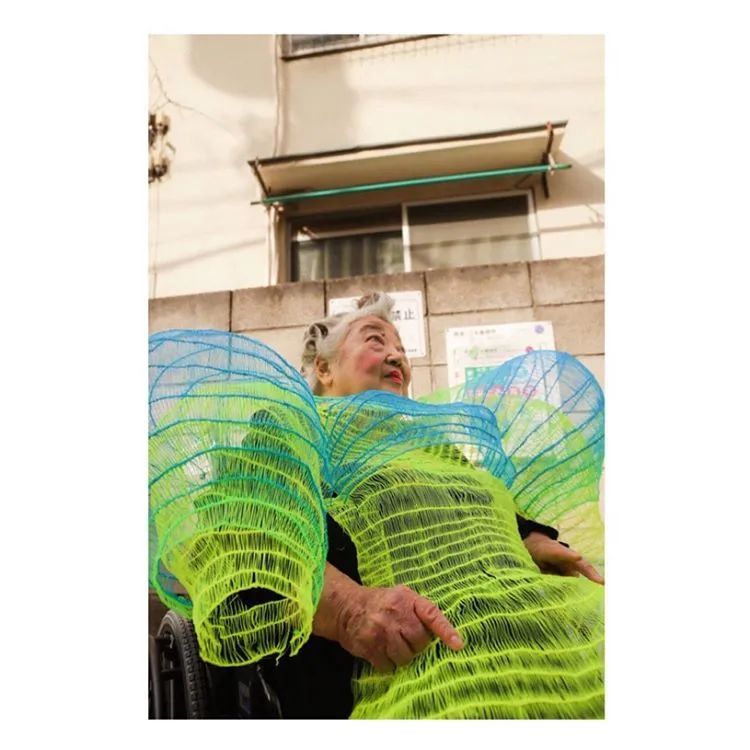 搞艺术前快回家把奶奶打扮一下，让她成为你的灵感缪斯吧