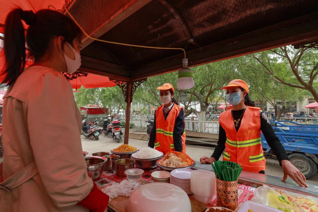 运送物资,化解纠纷,治安巡逻……这群“石榴大妈”很“吸粉”!