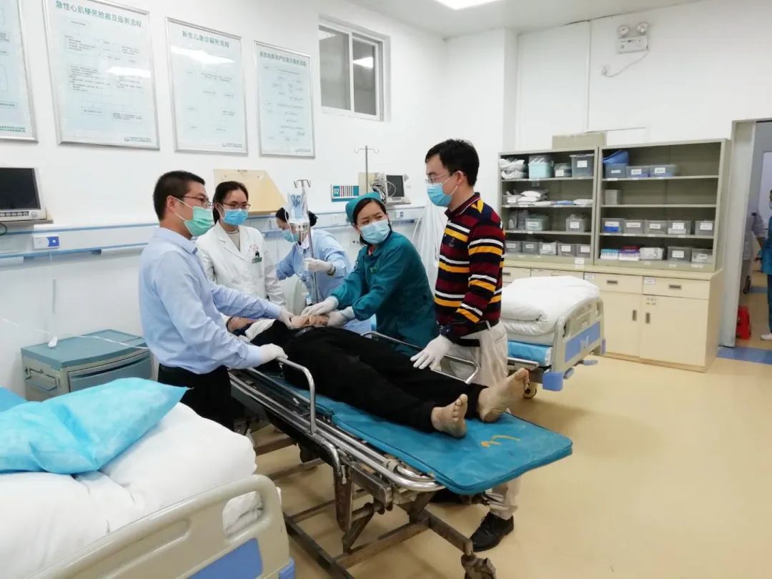 【帮扶故事】深中医支援广西隆林县医疗队员路边生死救援，成功抢救晕倒路人