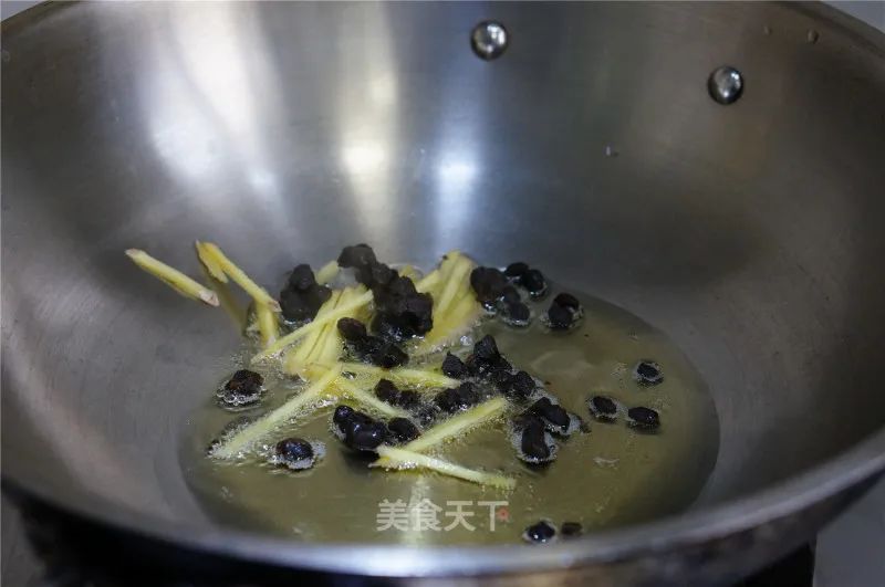 无任何添加的卤鸭货,刚卤出来的鸭货比较麻