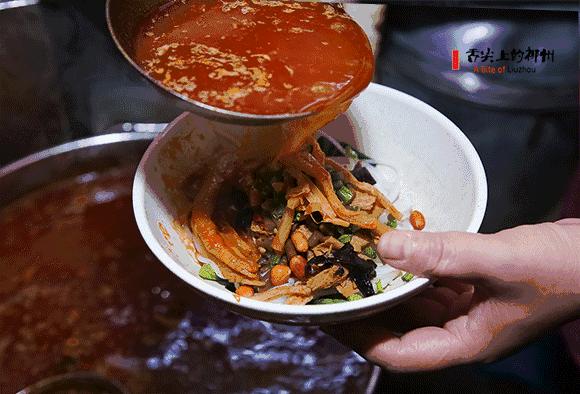 嗦一碗令人神魂颠倒的螺蛳粉,一碗好吃酸爽的螺蛳粉深夜必备