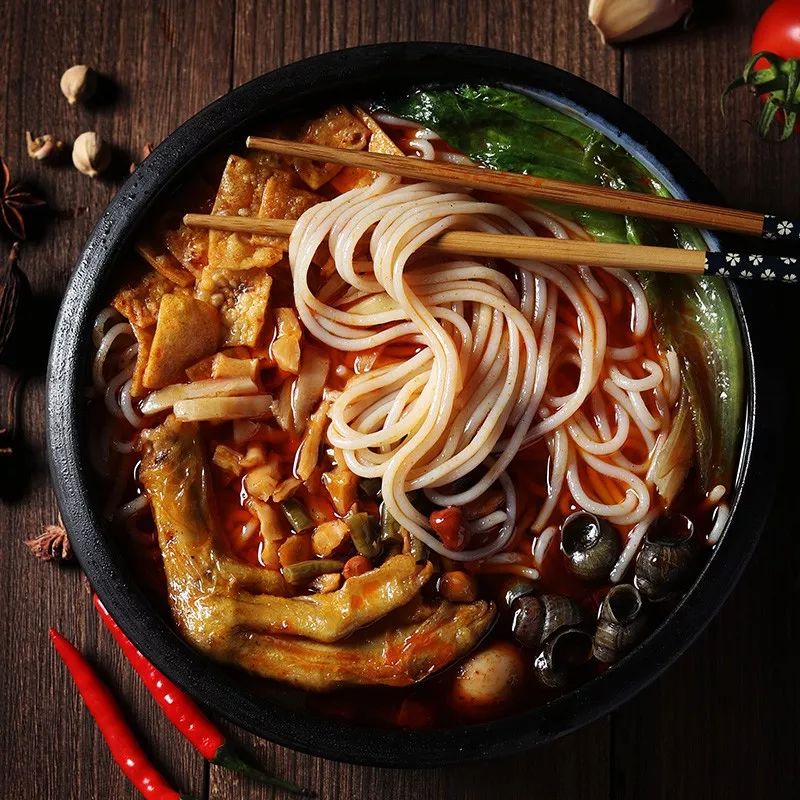 嗦一碗令人神魂颠倒的螺蛳粉,一碗好吃酸爽的螺蛳粉深夜必备