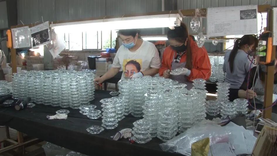 威信顺河村水晶制品厂：提供四百多个岗位助力群众致富增收