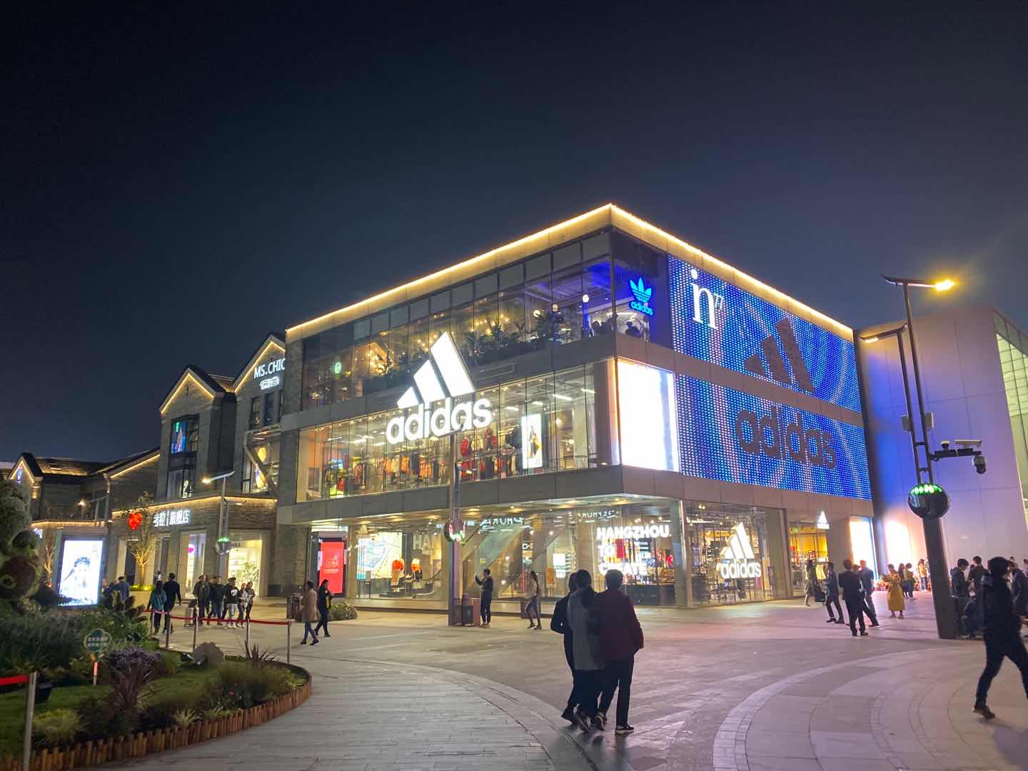 阿迪达斯全球超7成门店,阿迪官方旗舰店卖货排行第一