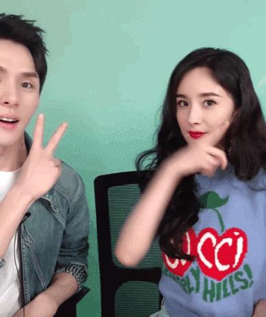 杨幂首次直播喜提五个热搜,杨幂新闻最新消息视频直播