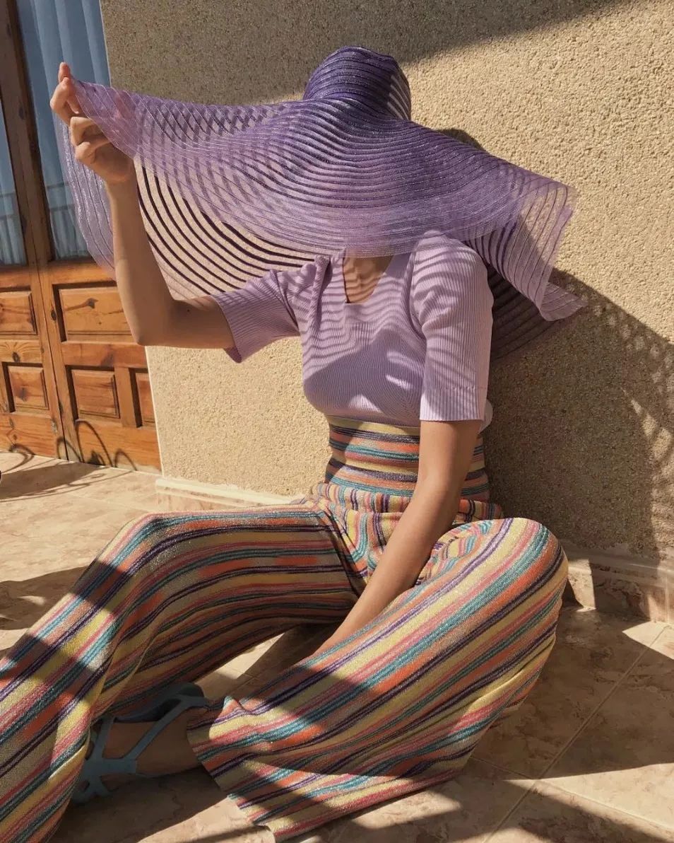 刘亦菲今年流行什么颜色,刘亦菲杨幂穿基本款照样美翻你