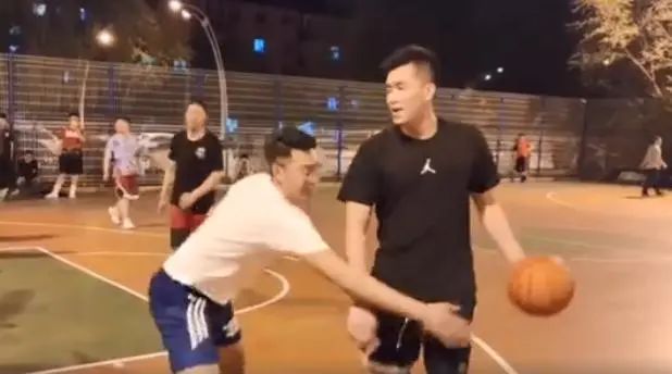 男篮当红国手打野球,男篮国手在野球场无解