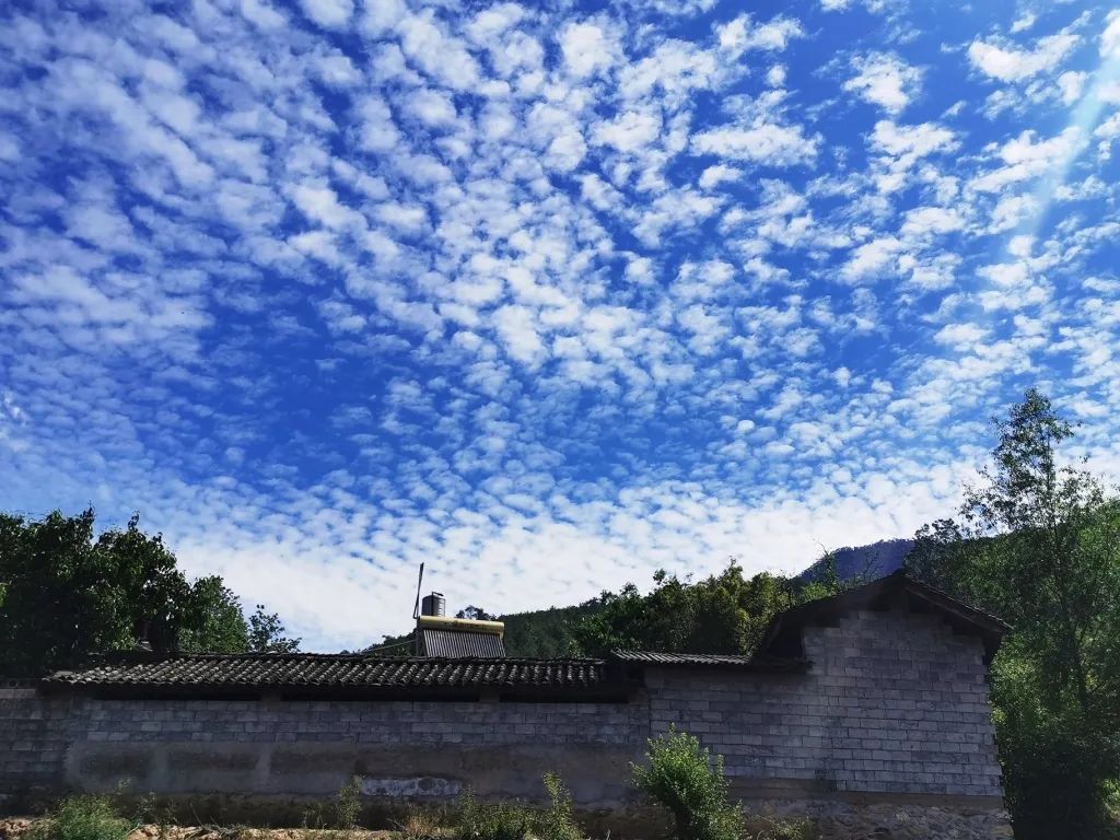 香格里拉的风景真好看,香格里拉天边还有厚重的白云