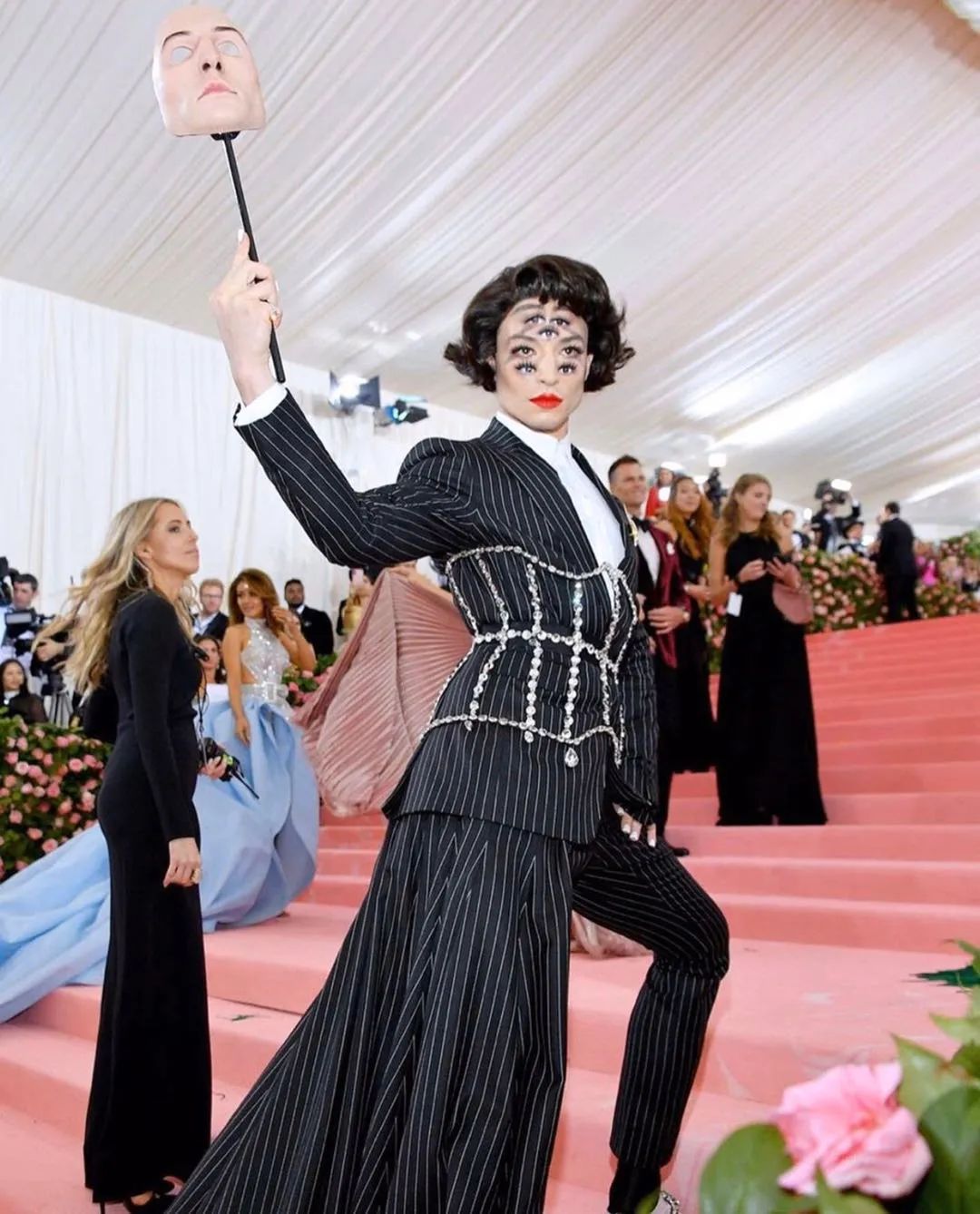 大都会盛典“十年回忆杀”，看戏精时尚如何挑战庶民的审美