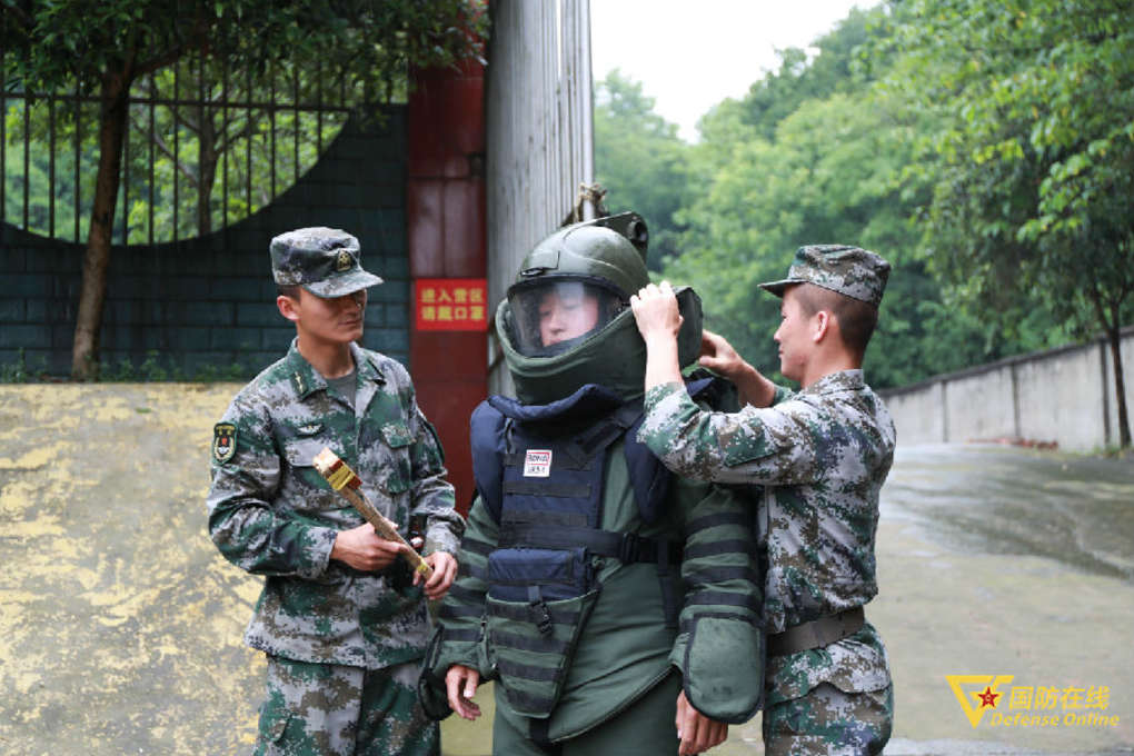 紧张刺激的感觉,别紧张第一视角体验手榴弹实投