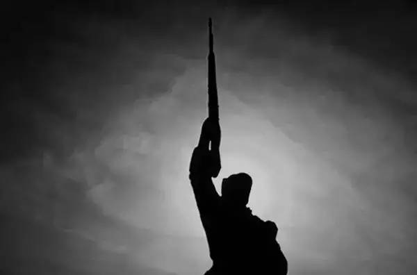 他曾位列中国富豪榜，如今却倾家荡产甘愿为“奴”……