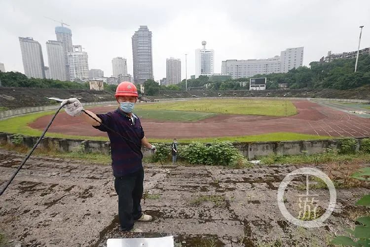 重庆大田湾体育中心,贺龙体育场重庆