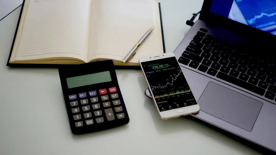 薇娅带货拉8涨停还暴增45亿市值，股东高位套现跌停，网红概念股神话破灭？